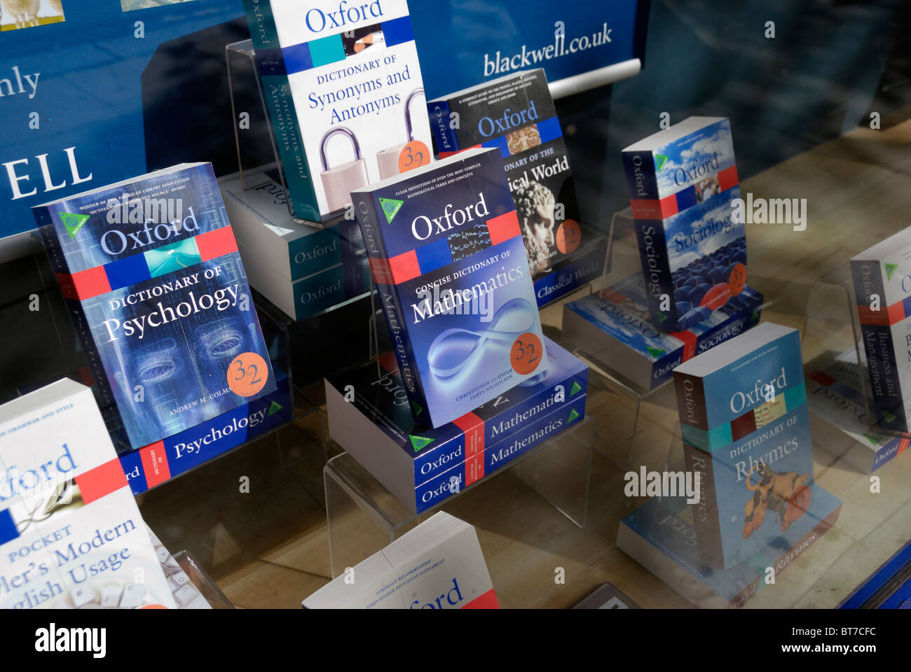 Verschiedene Arten von Oxford-Wörterbücher in einem Schaufenster ausgestellt Stockfoto