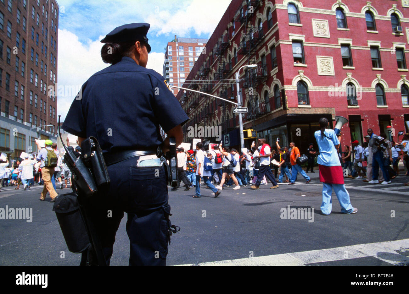 Schwarze Polizistin New York Polizei eine Demonstration in Downtown Manhattan. Stockfoto