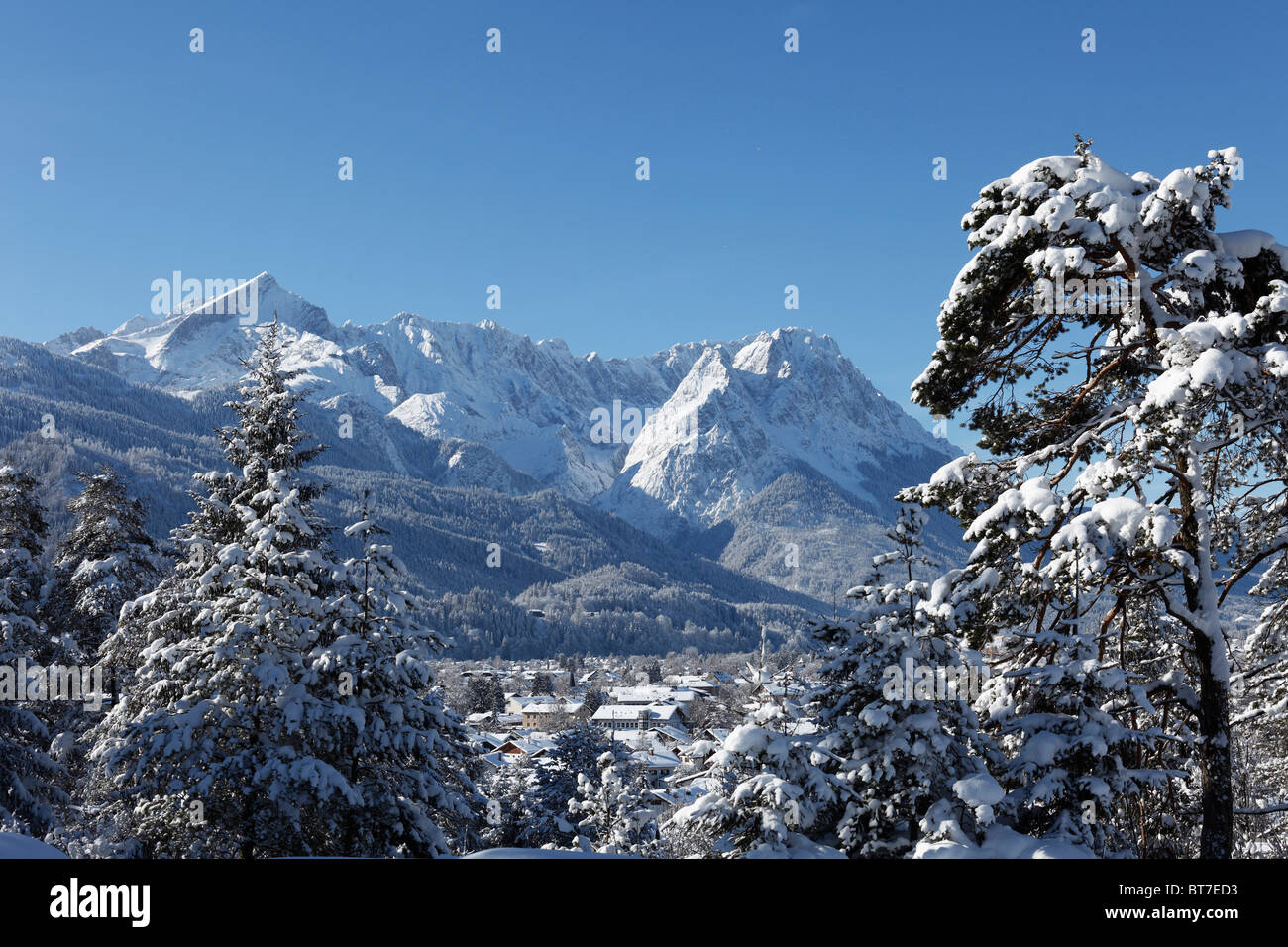 Wettersteingebirge mit Alpspitz Berg, links, und Zugspitzmassivs, rechts, Blick über Garmisch-Partenkirchen Stockfoto