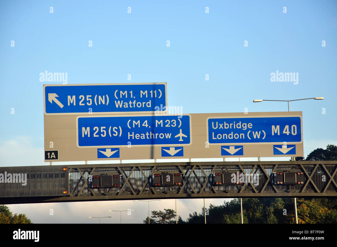 Zeichen der Autobahn M25 und M1 Autobahnanschluss, Greater London, England, Vereinigtes Königreich Stockfoto