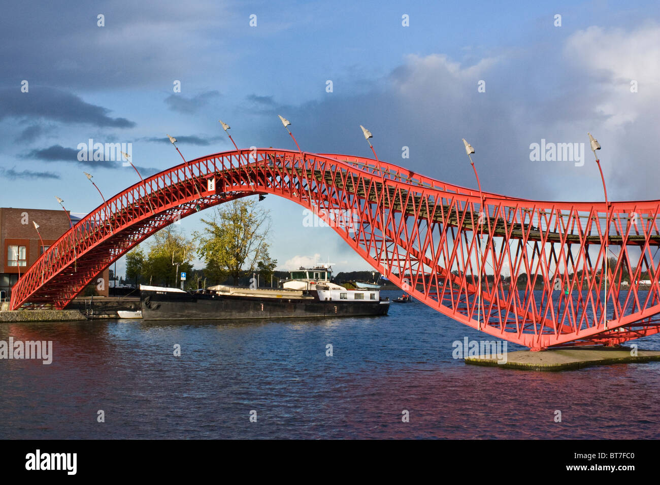 Moderne rote Brücke zwischen Insel Borneo und Sporenburg Halbinsel in Amsterdam Eastern Docklands. Stockfoto