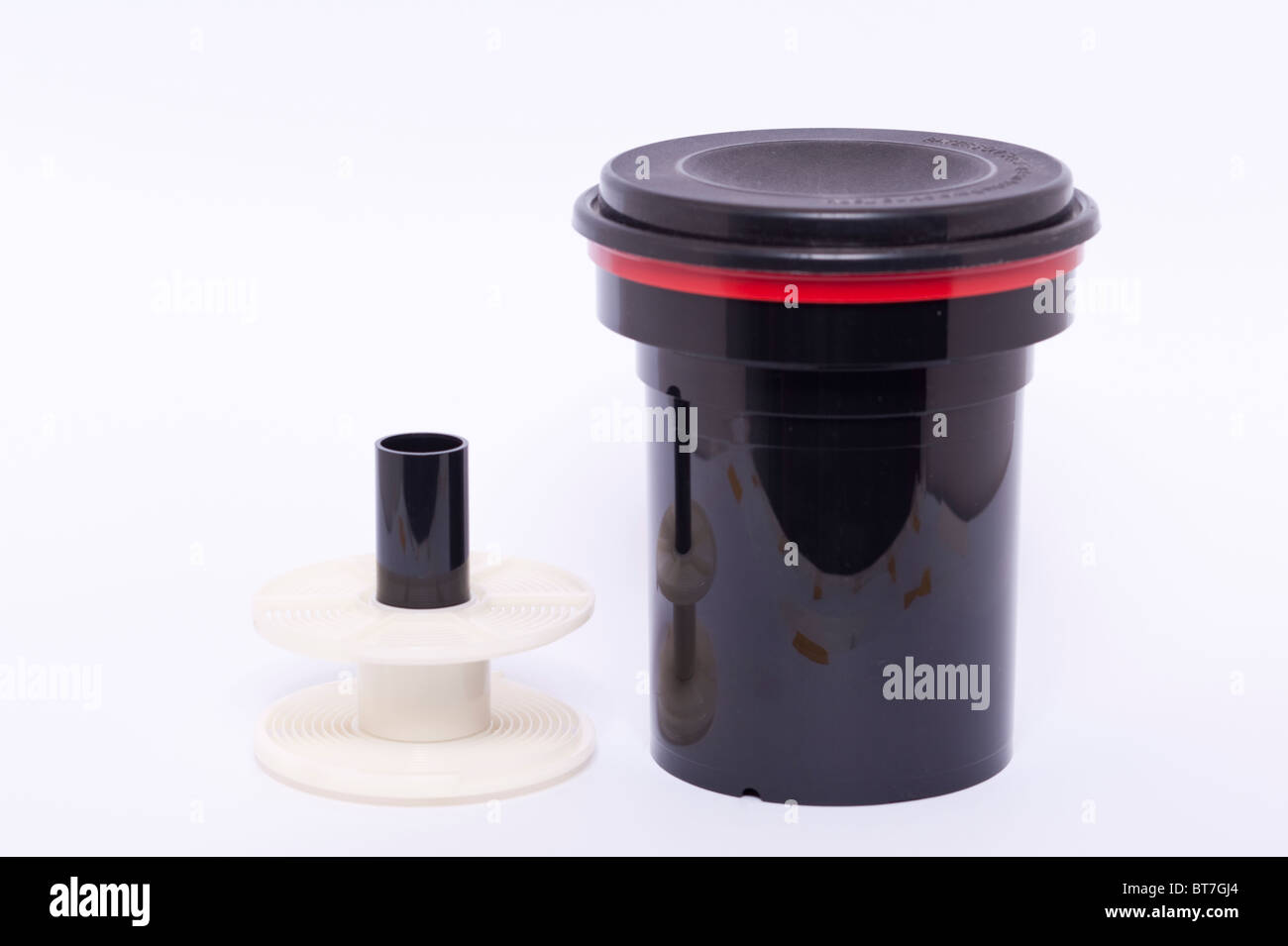 Eine Nahaufnahme Foto der Entwicklerdose für die Entwicklung von 35mm oder 120 Filmen vor einem weißen Hintergrund Stockfoto