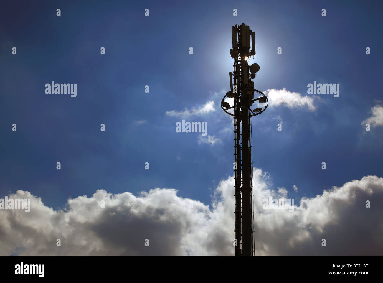 Handy-Mast Silhouette gegen den blauen Himmel und Wolken. Stockfoto