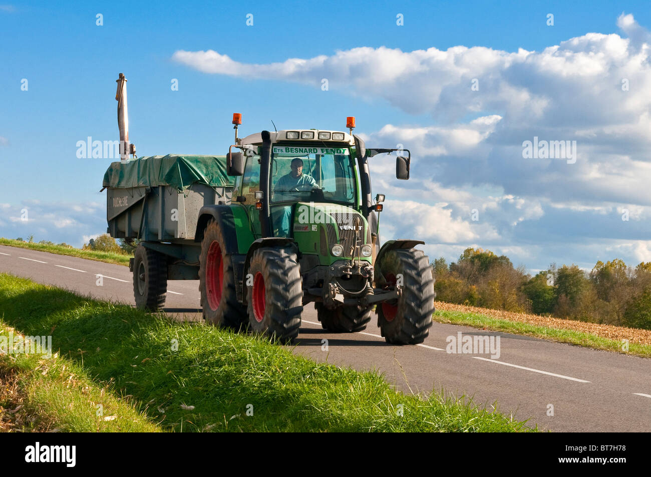 Fendt Farmer 411 Traktor Abschleppen Korn Anhänger - Sud-Touraine,  Frankreich Stockfotografie - Alamy
