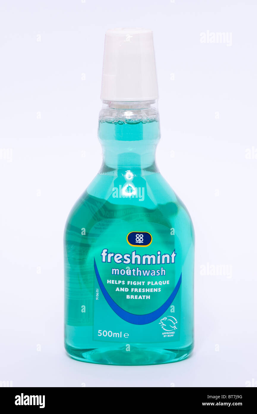Eine Nahaufnahme Foto einer Flasche Coop Freshmint Mundwasser für frischen Atem vor einem weißen Hintergrund Stockfoto