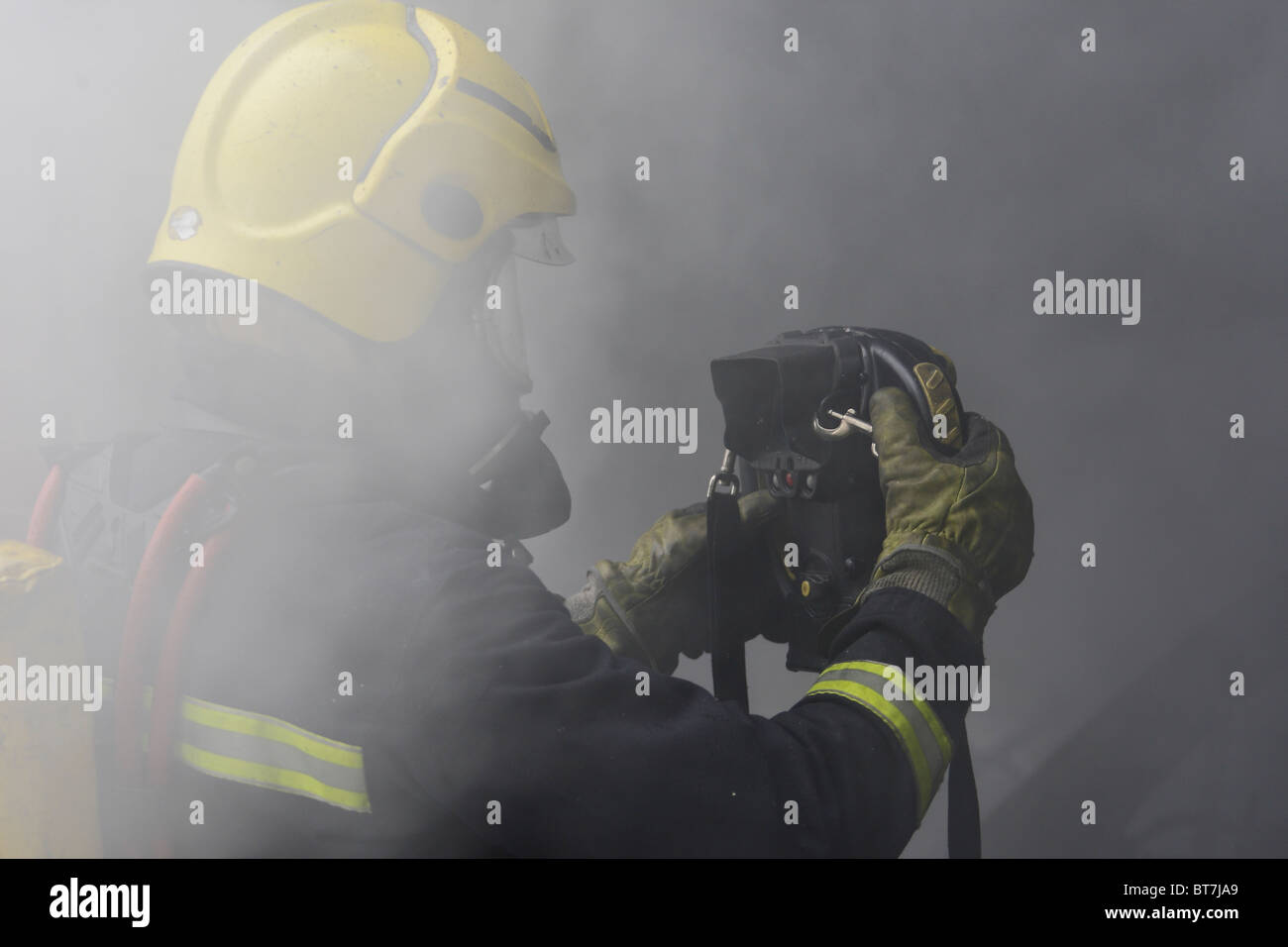 Feuerwehrmann mit Hilfe einer Wärmebildkameras in der Szene der Doemsic Eigenschaft Feuer Stockfoto