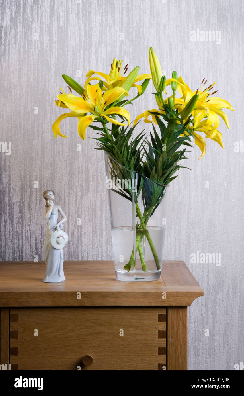 Vase mit gelben Lilien Porzellan Figur Interieur Stockfoto