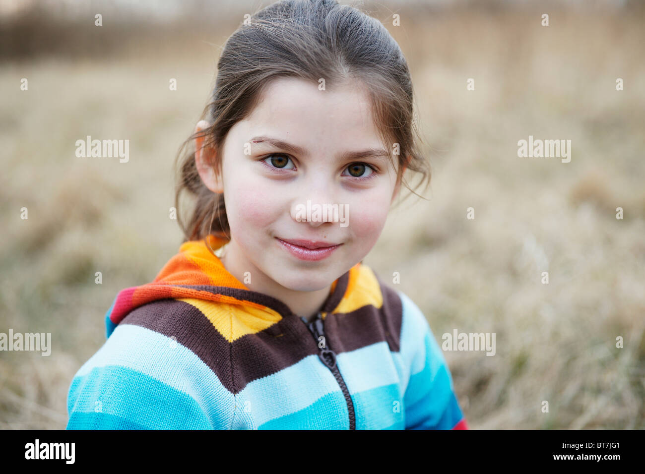 Porträt eines Mädchens in einem Feld Stockfoto