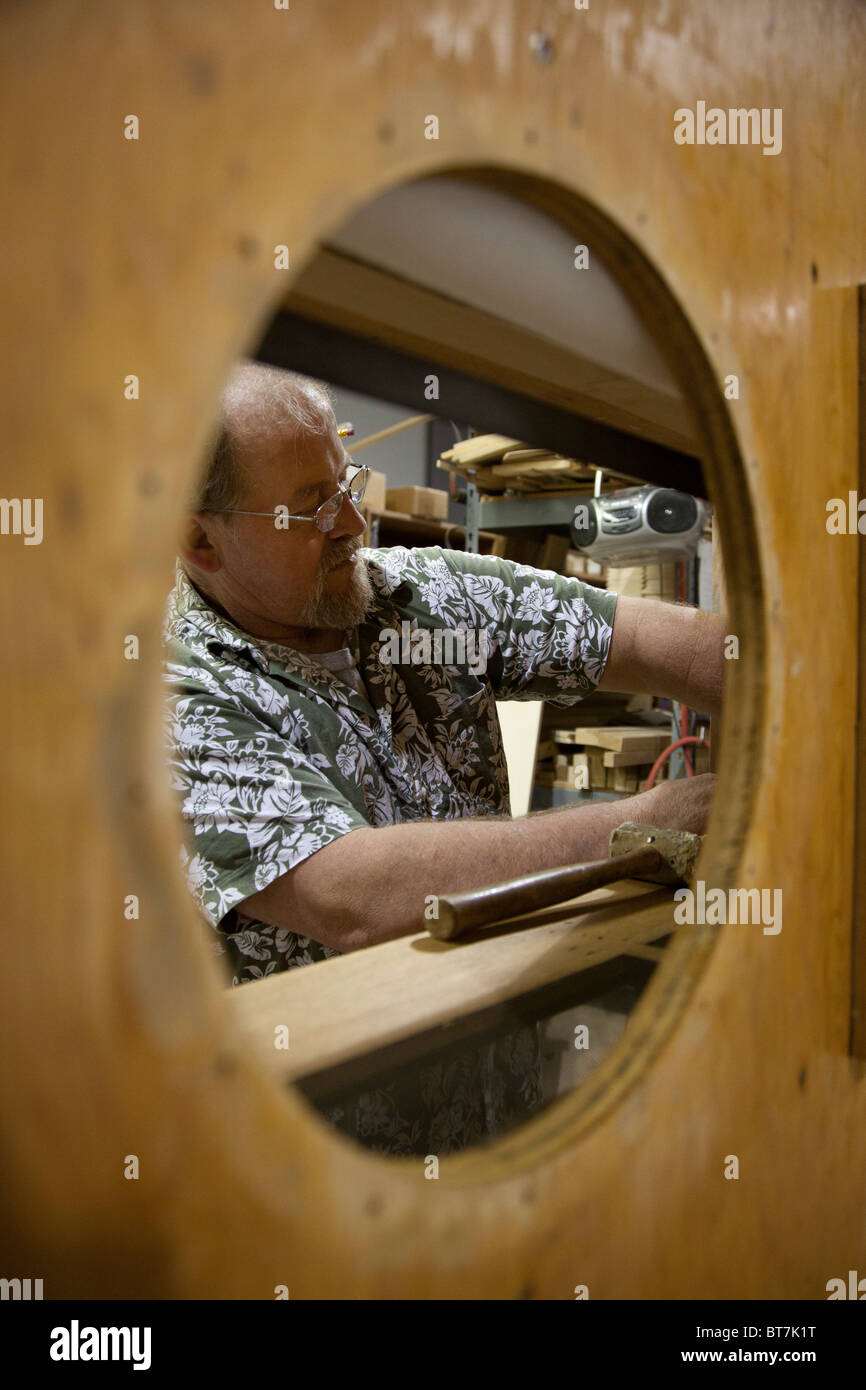 Lawrence, Kansas - macht ein Arbeitnehmer Teile für eine Orgel der Firma Reuter Orgel. Stockfoto