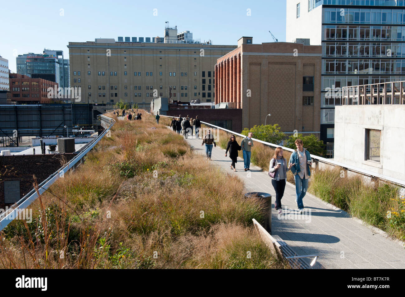 Neue High Line erhöht angelegten öffentlichen Gehweg gebaut auf alte Eisenbahnviadukt in Chelsea-Viertel von Manhattan in New York City Stockfoto
