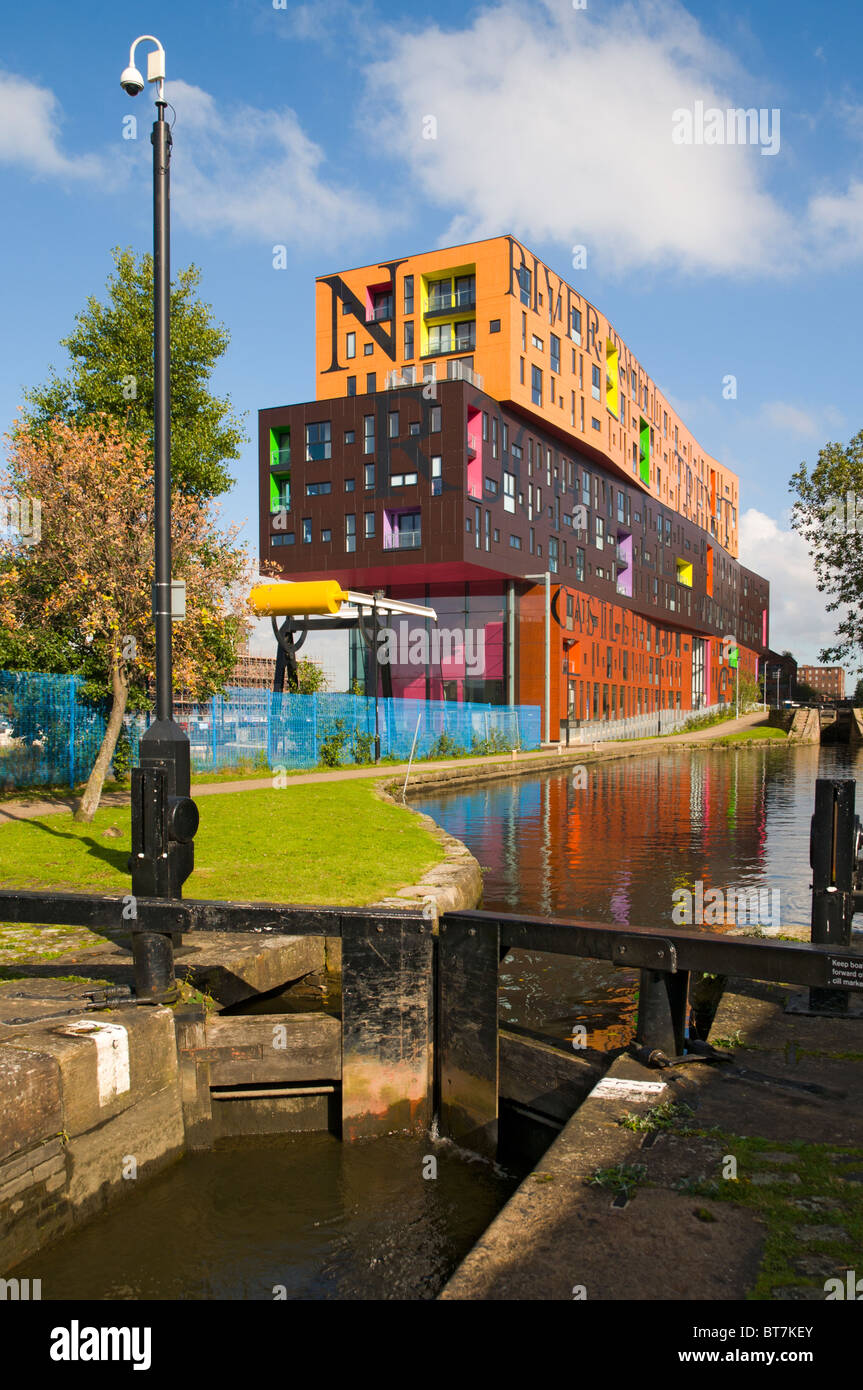 Die Chips Mehrfamilienhaus, entworfen von Will Alsop, neben dem Kanal Ashton neue Islington Bezirk, Manchester, UK Stockfoto