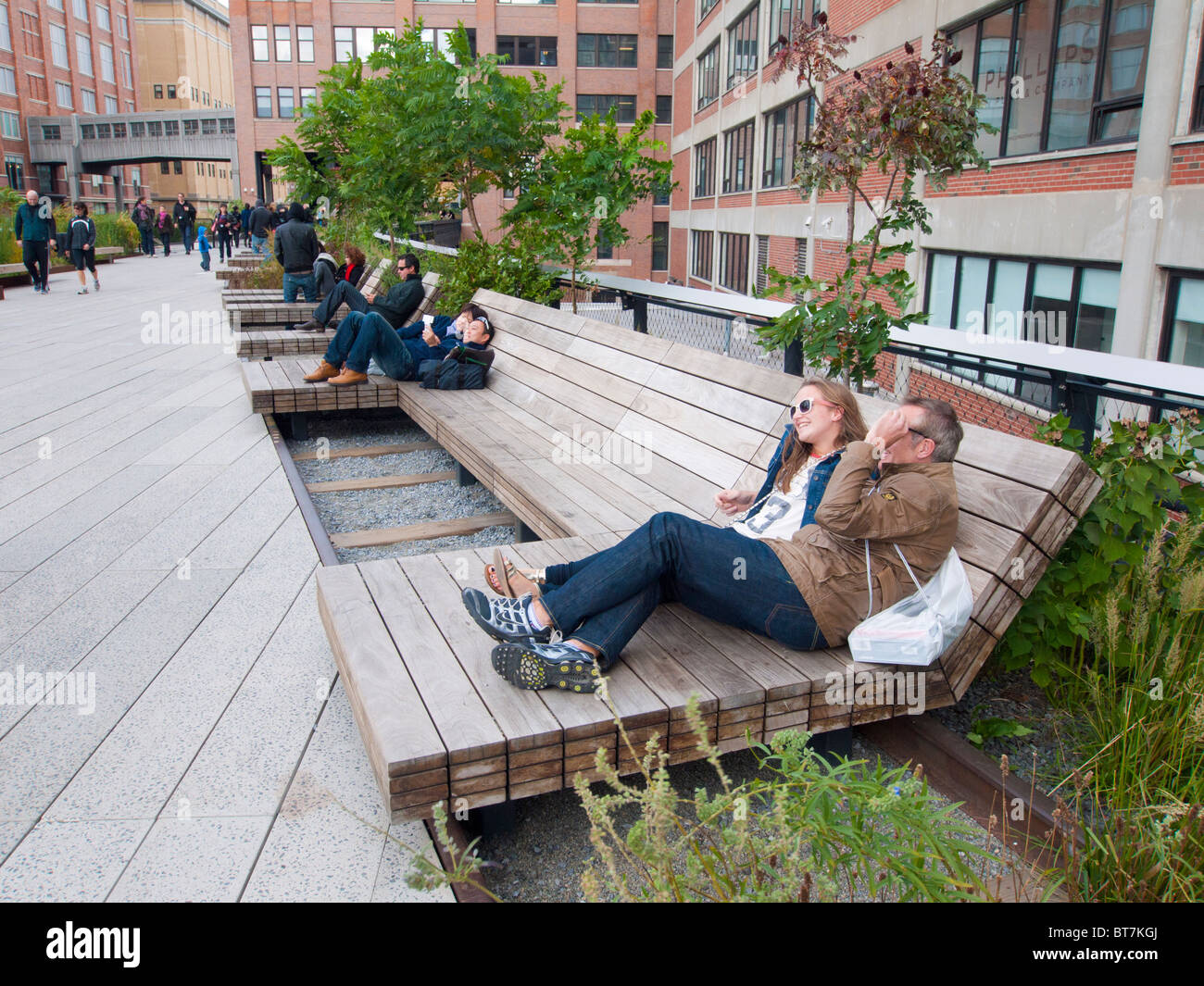Die High Line erhöht angelegten öffentlichen Gehweg gebaut auf alte Eisenbahnviadukt in Chelsea-Viertel von Manhattan in New York City Stockfoto