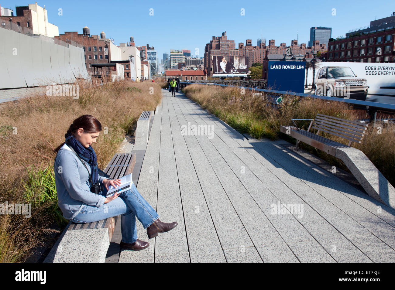 Die High Line erhöht angelegten öffentlichen Gehweg gebaut auf alte Eisenbahnviadukt in Chelsea-Viertel von Manhattan in New York City Stockfoto