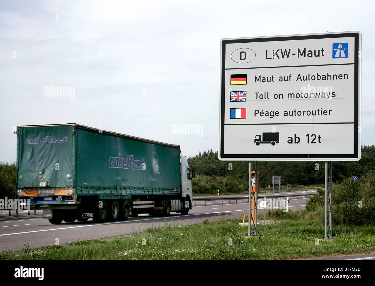 Melden Sie auf der Autobahn von E29, unter Angabe der LKW-Maut auf deutschen Autobahnen, an der Grenze Deutschland-Luxemburg in der Nähe von Schengen Stockfoto