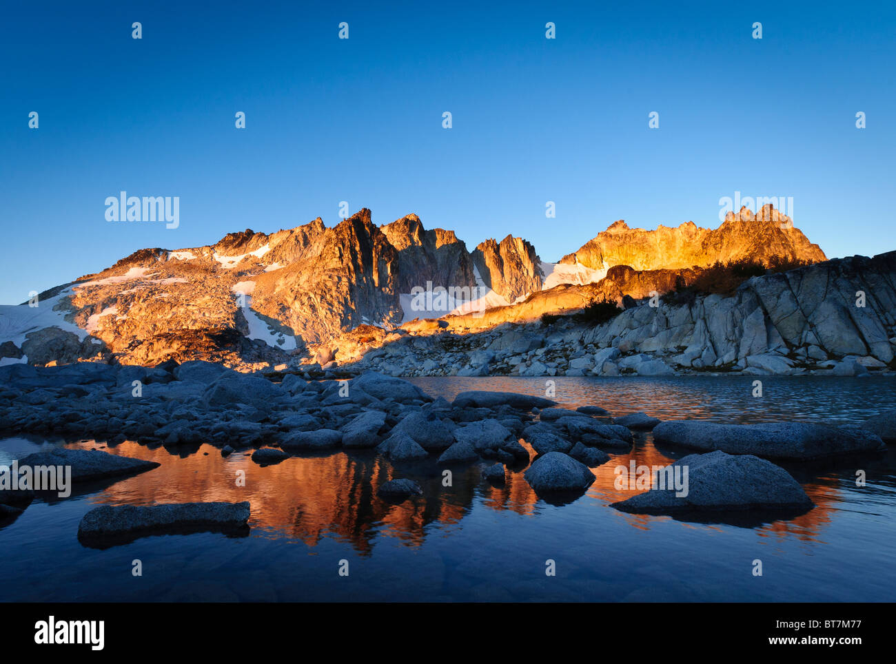 Dragontail bei Sonnenaufgang vom idyllischen See, der Verzauberungen, alpinen Seen Wildnis, Washington. Stockfoto