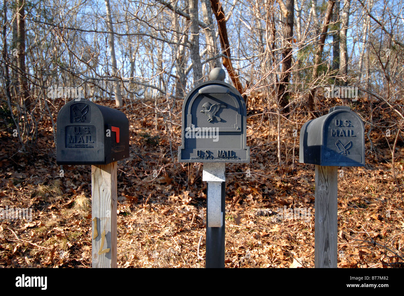 US-Mail-Boxen im Herbst, alte Montauk Highway, Long Island, Mew York. Stockfoto