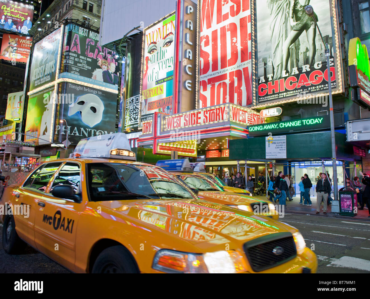 Night view of theater billboards in  Times Square on Broadway in Manhattan New York City USA Stockfoto
