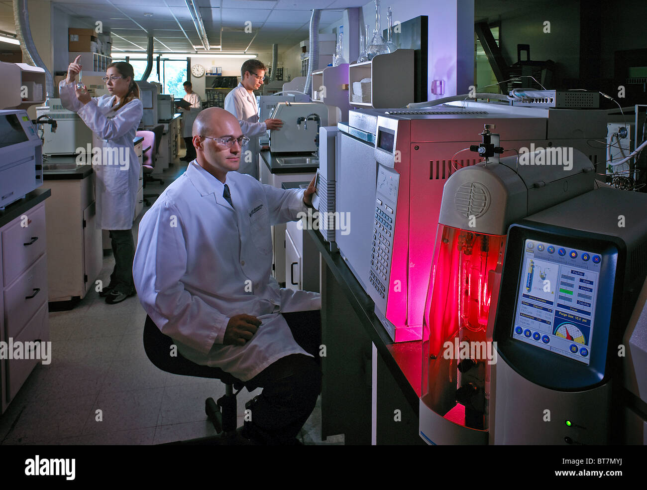 Wissenschaftliche Mitarbeiter moderner Laborausrüstung Analyse Stockfoto