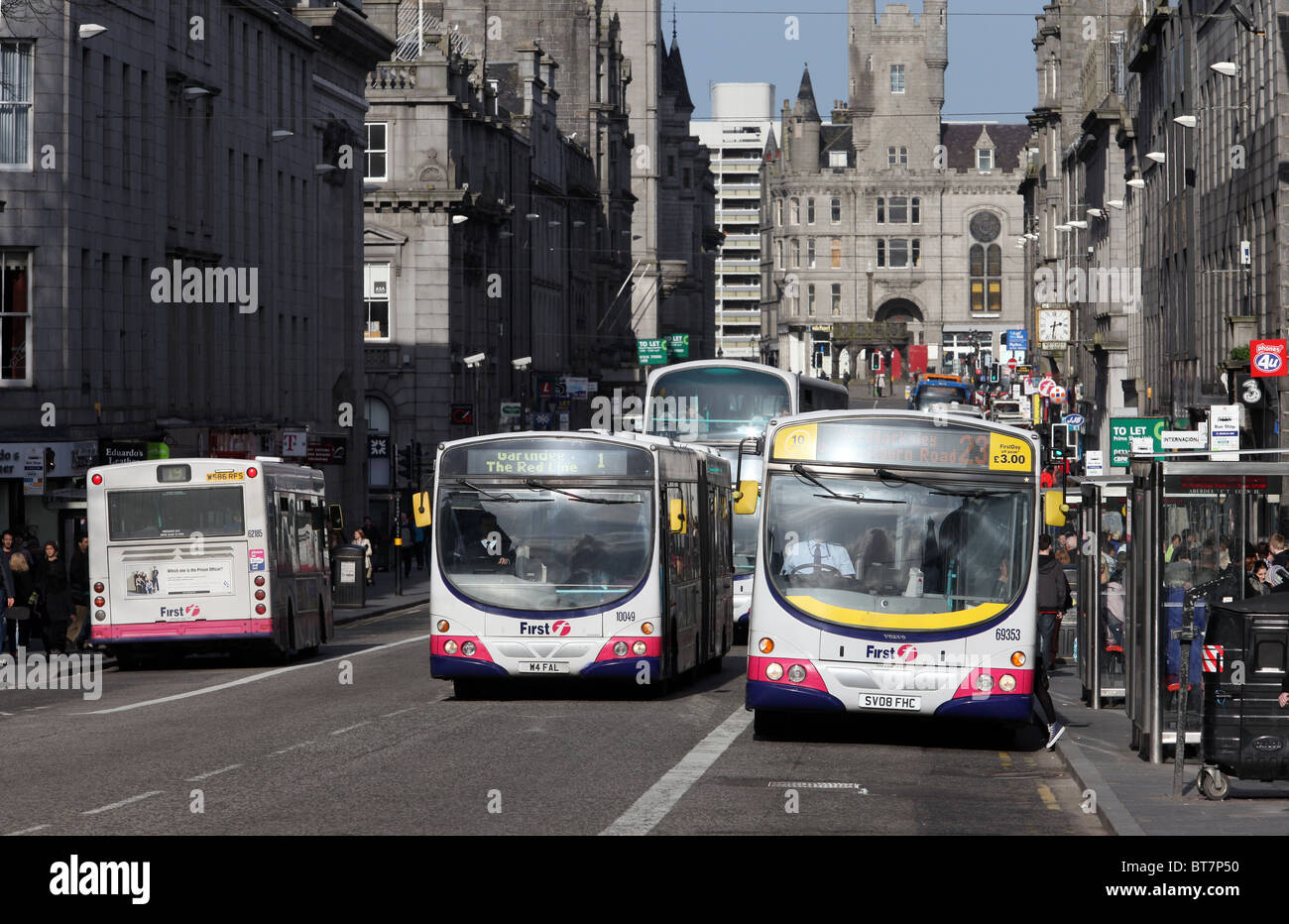 Union Street in Aberdeen, Schottland, besetzt mit Verkehr einschließlich PKW und Busse Stockfoto