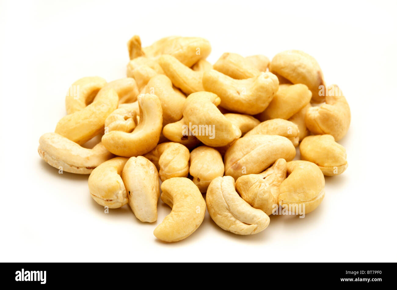 Cashew-Nüssen auf weißem Hintergrund Stockfoto
