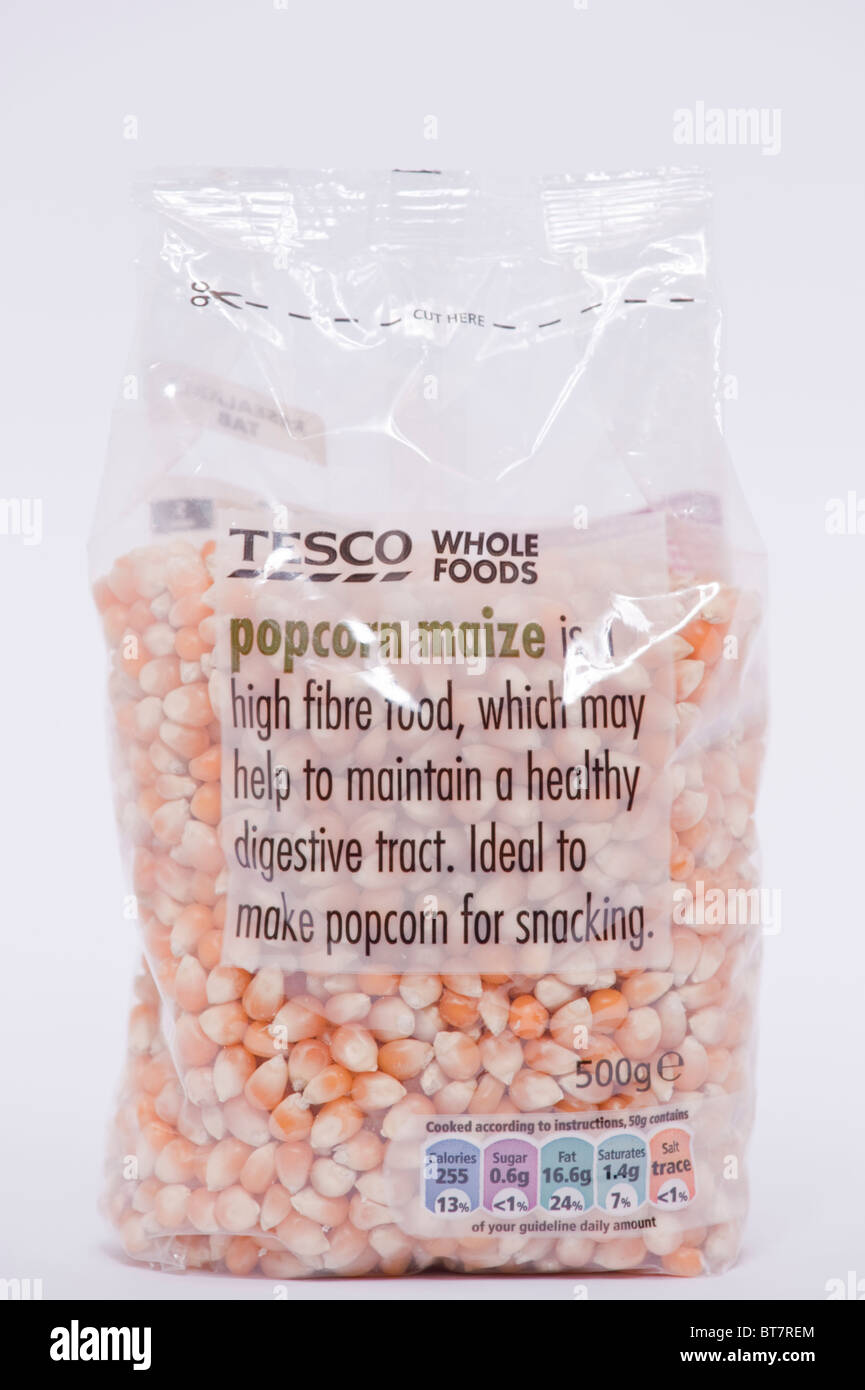 Eine Nahaufnahme Foto einer Packung von Tesco Popcorn Mais zur Herstellung von Popcorn vor einem weißen Hintergrund Stockfoto