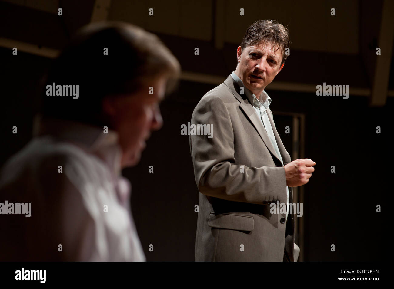 Mutige Theatre Company Durchführung One For The Road von Harold Pinter am Kunstzentrum Aberystwyth, Wales UK Stockfoto