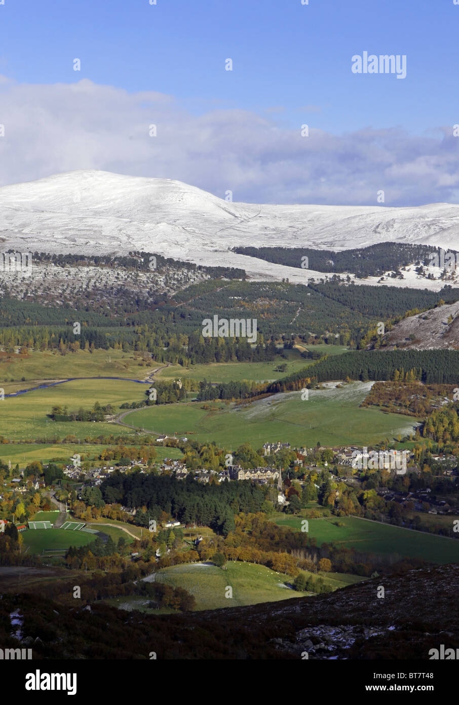 Das Dorf Braemar, Aberdeenshire, Schottland, gesehen vom Gipfel des Morrone oder Morven Stockfoto