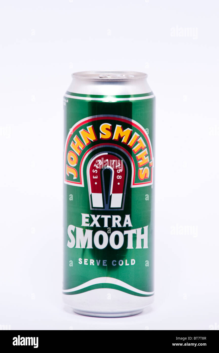 Eine Nahaufnahme Foto einer Dose John Smiths extra smooth bitter Bier trinken vor einem weißen Hintergrund Stockfoto