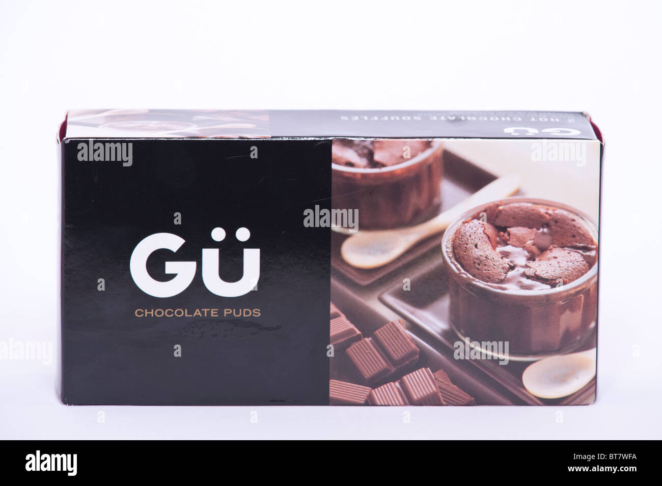 Eine Nahaufnahme Foto eines Rudels Gu Schokolade Pud (Pudding) vor einem weißen Hintergrund Stockfoto