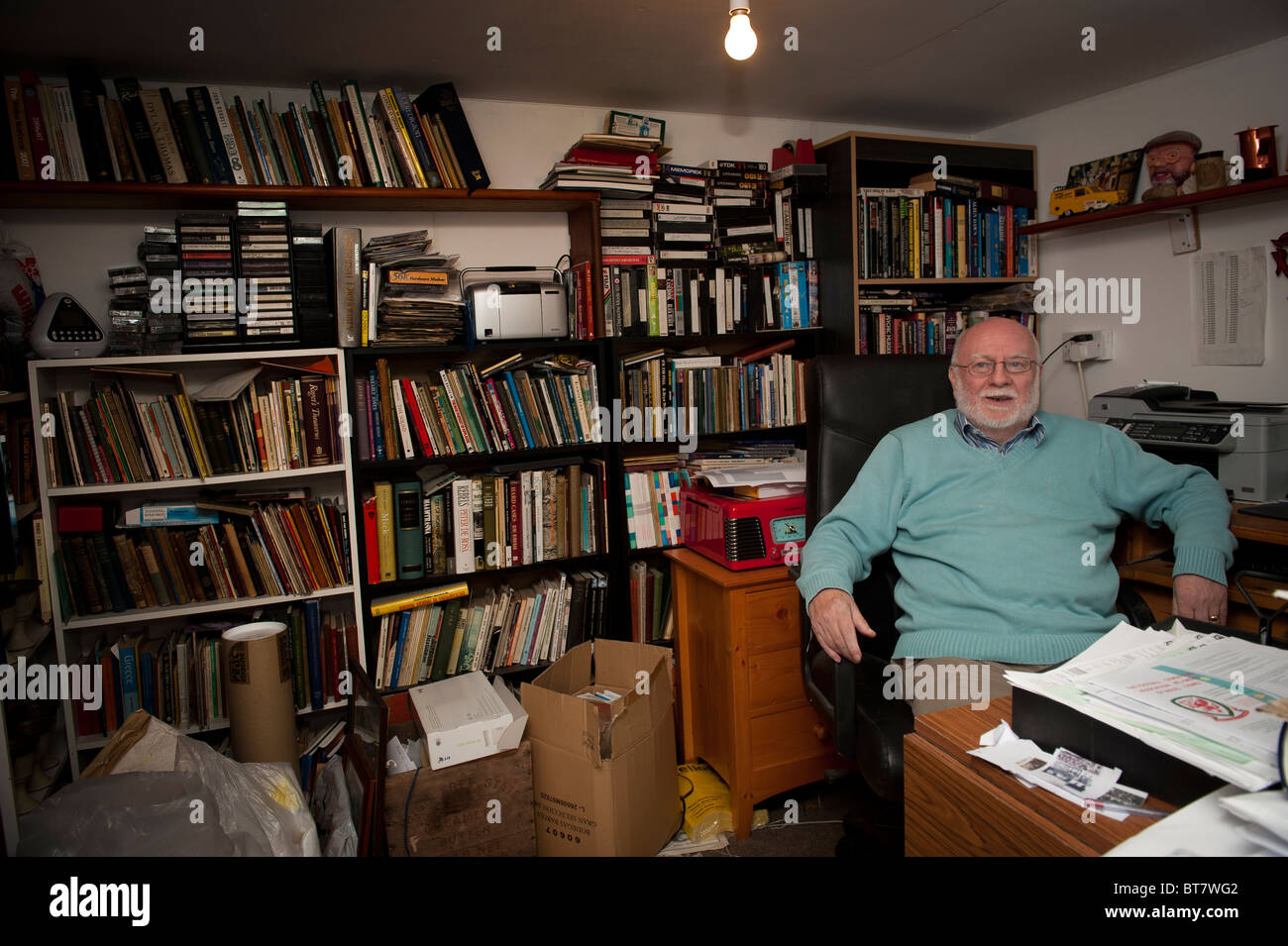 walisische Sprache Schriftsteller und Humorist LYN EBENEZER sitzt in seinem Büro zu Hause Stockfoto