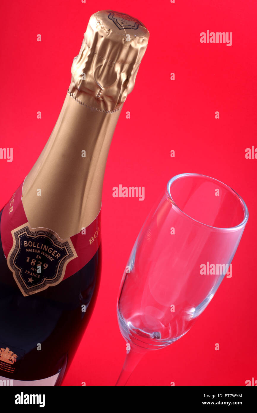 Flasche Champagner Bollinger Special Cuvée mit einem einzigen Sektflöte "Soirée". Stockfoto