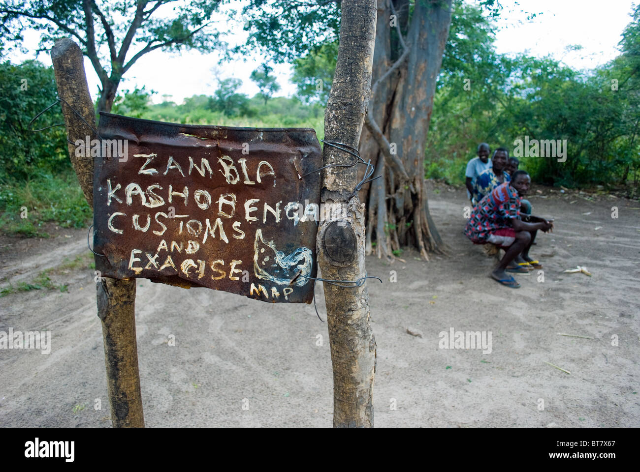 Zoll- und Akzisenverwaltung melden bei Kashobenga Grenzposten in Sambia. Stockfoto