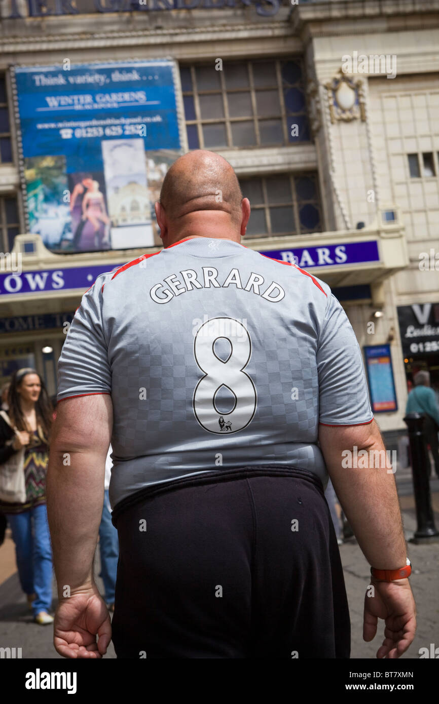Dicker Mann trug Gerrard Fußballtrikot Stockfoto