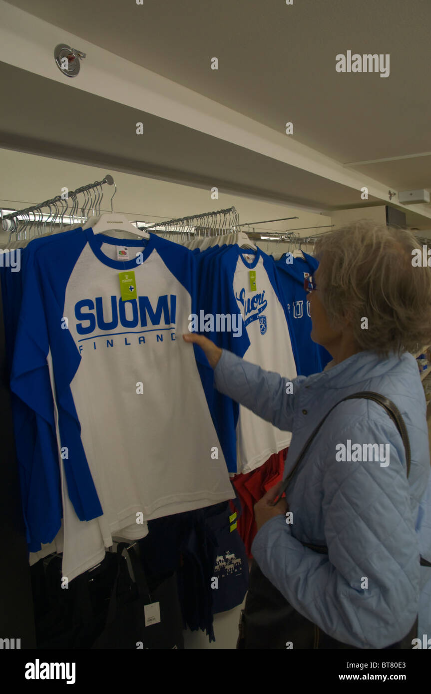 Reife Frau in ihren 60ern in Finnland unter dem Motto Souvenirs Stockmann Kaufhaus Helsinki Finnland Europa suchen Stockfoto