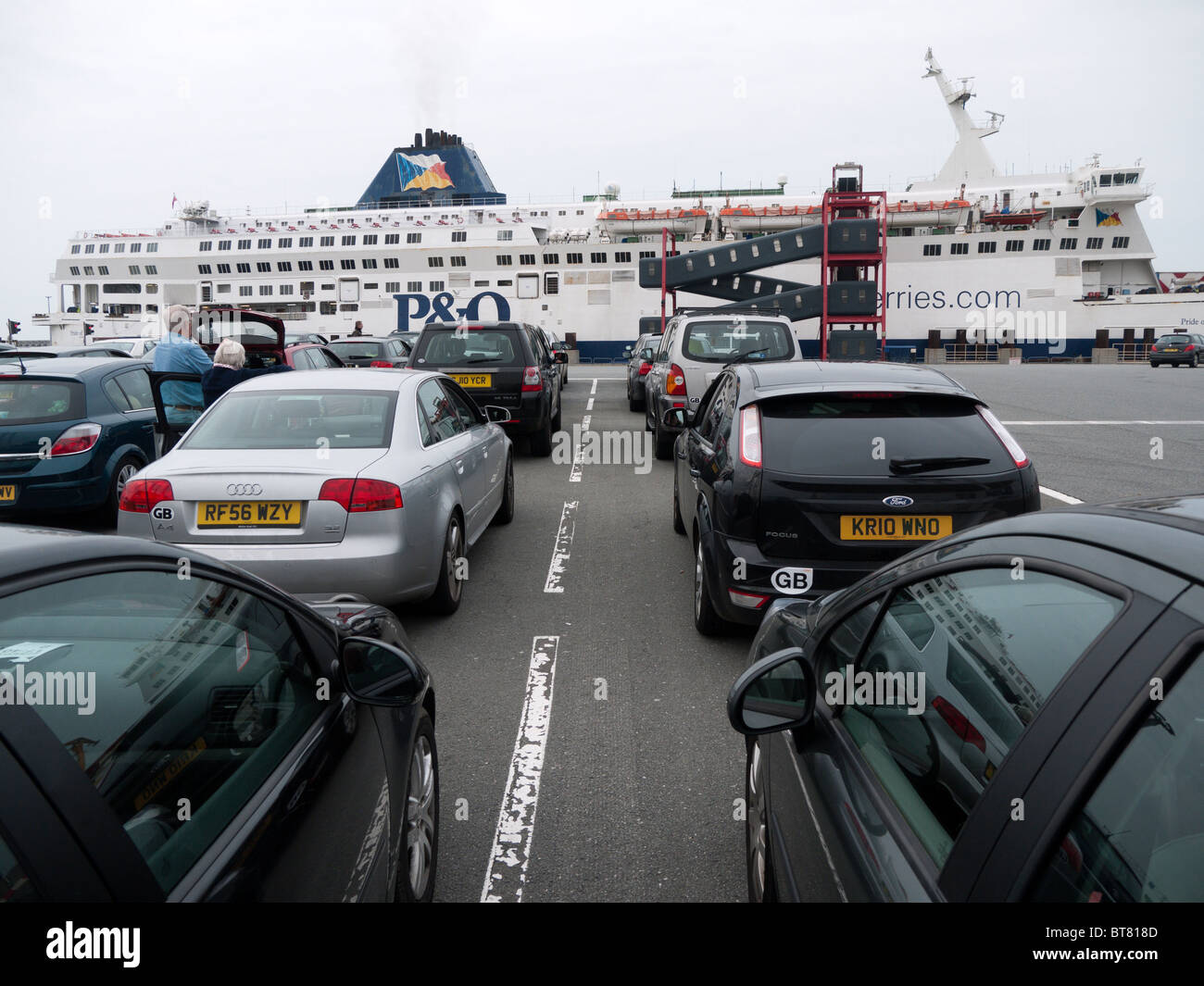 Autos Line-up an cross-Channel-Fähre von Calais nach Dover Stockfoto