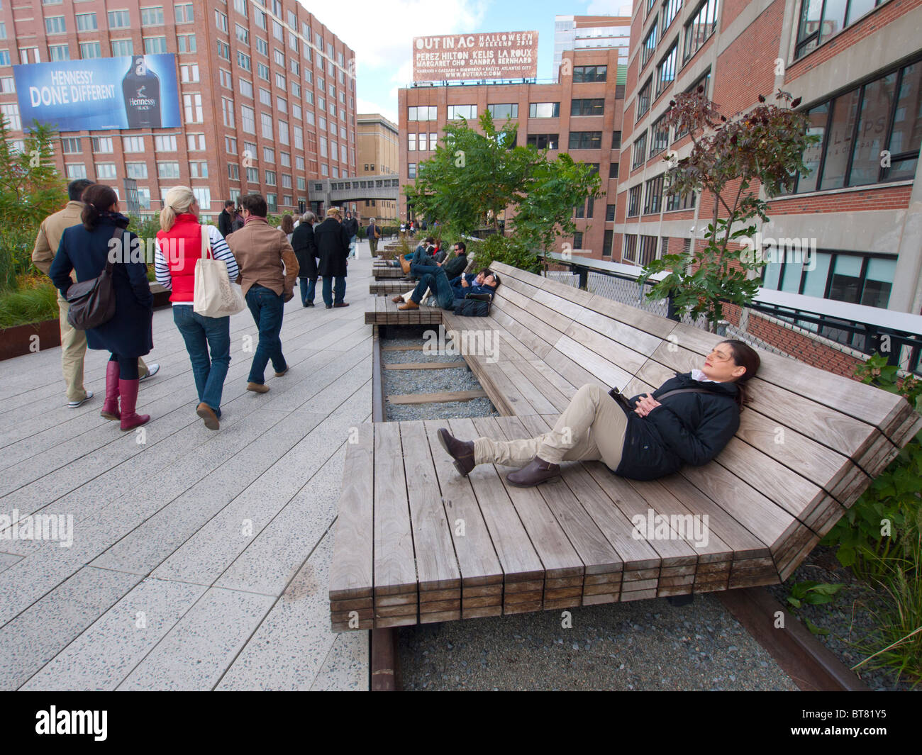 Die High Line erhöht angelegten öffentlichen Gehweg gebaut auf alte Eisenbahnviadukt in Chelsea-Viertel von Manhattan in New York City Stockfoto