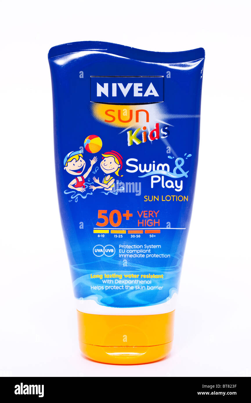 Eine Nahaufnahme Foto von einer Wanne mit Nivea Sun Lotion Faktor 50 Hautbarriere für Kinder vor einem weißen Hintergrund Stockfoto