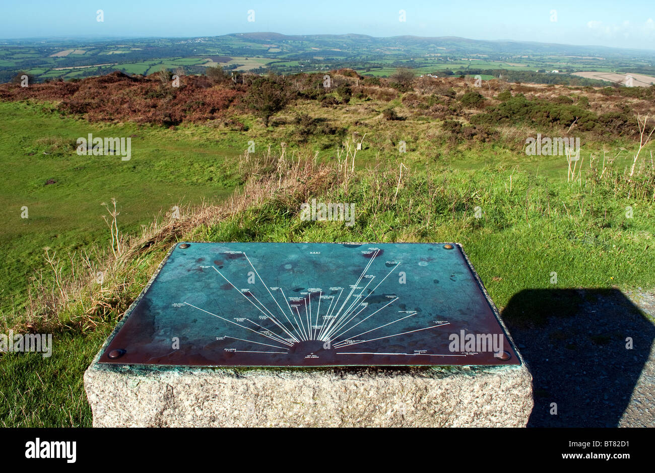 Ein Distanzmarke auf dem Gipfel des Kit Hill in der Nähe von Abgeordneter in Cornwall, Großbritannien Stockfoto