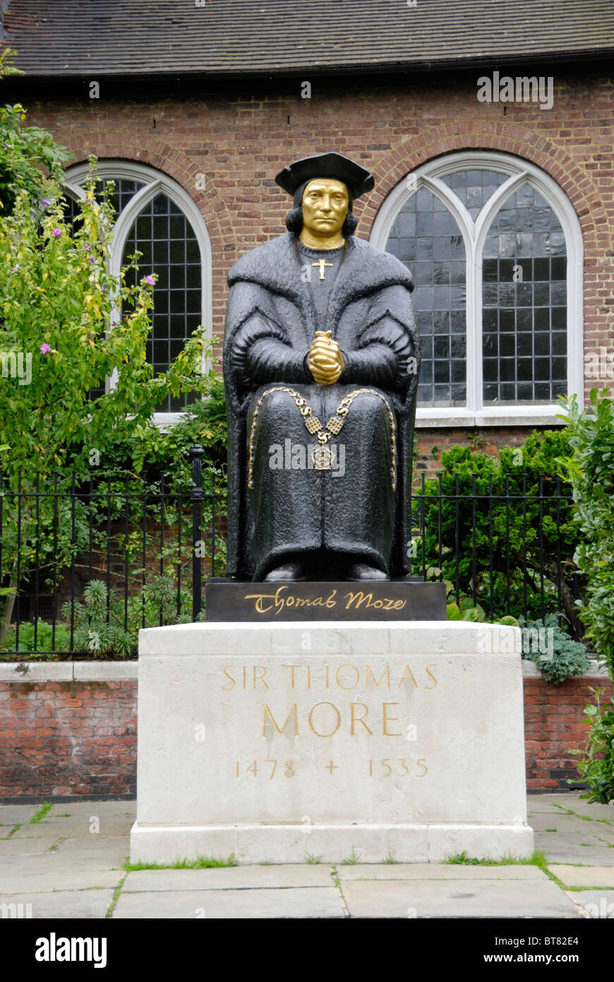 Statue von Sir Thomas More außerhalb Chelsea Old Church in Cheyne Walk, Chelsea, London, England Stockfoto