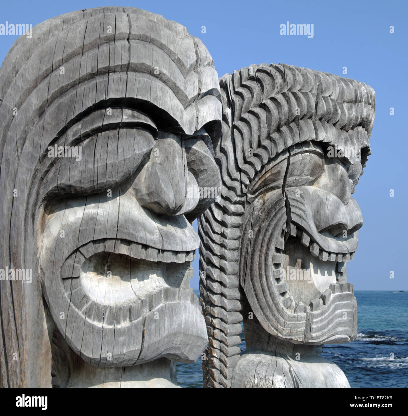 Geschnitzte Figuren an Puuhonua O Honaunau National Historical Park auf Big Island Stockfoto