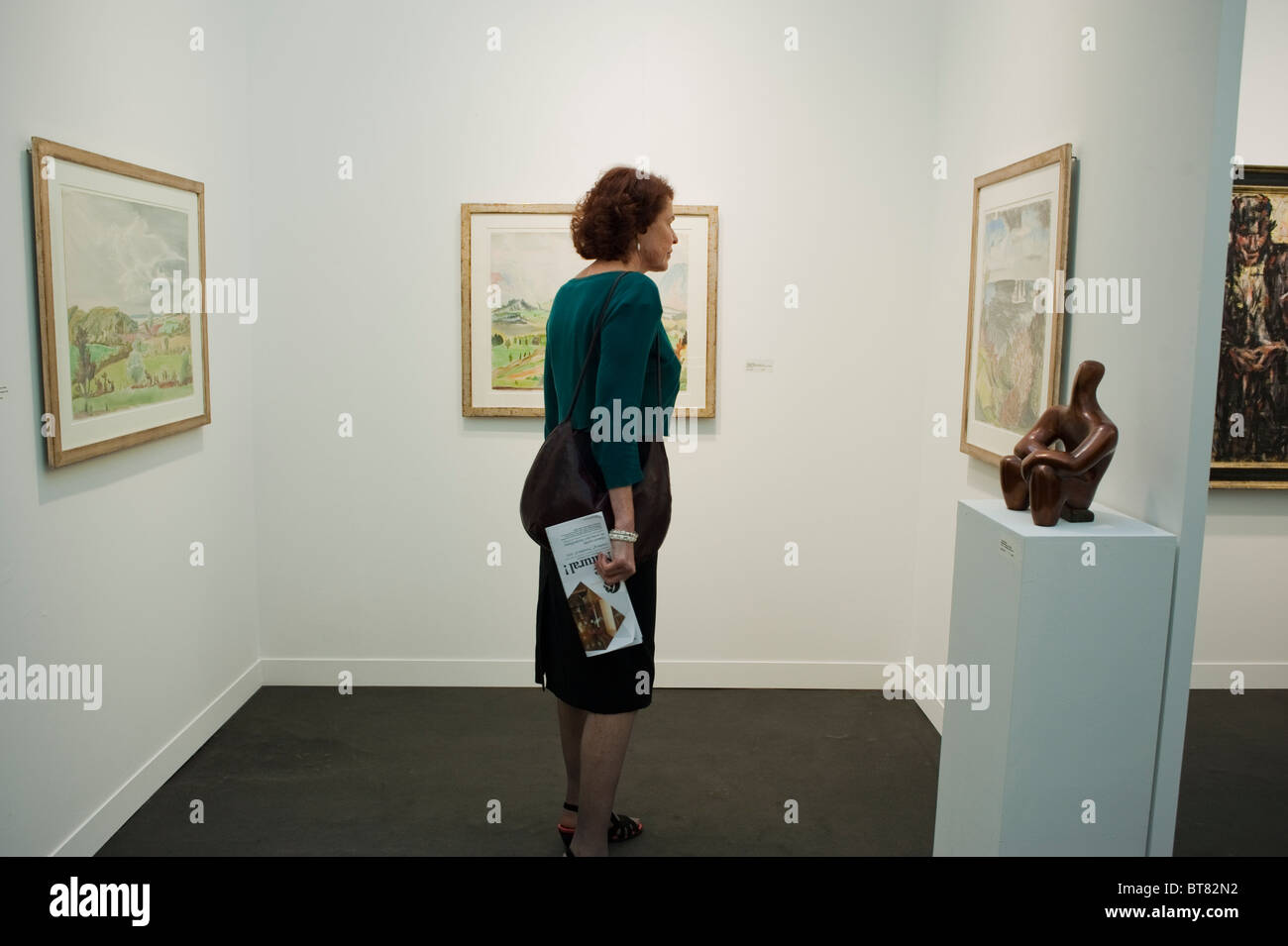 Paris, Frankreich, FIAC Kunst zeigen, Frau Suchen auf Moderne Kunst auf Anzeige in der Kunst Galerie, bewunderte Kunst Stockfoto