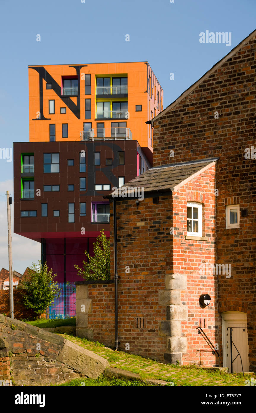 Die Chips Apartment Gebäude, neben einem alten Schleusenwärter Hütte auf dem Ashton Kanal, neue Islington Bezirk, Manchester, UK Stockfoto