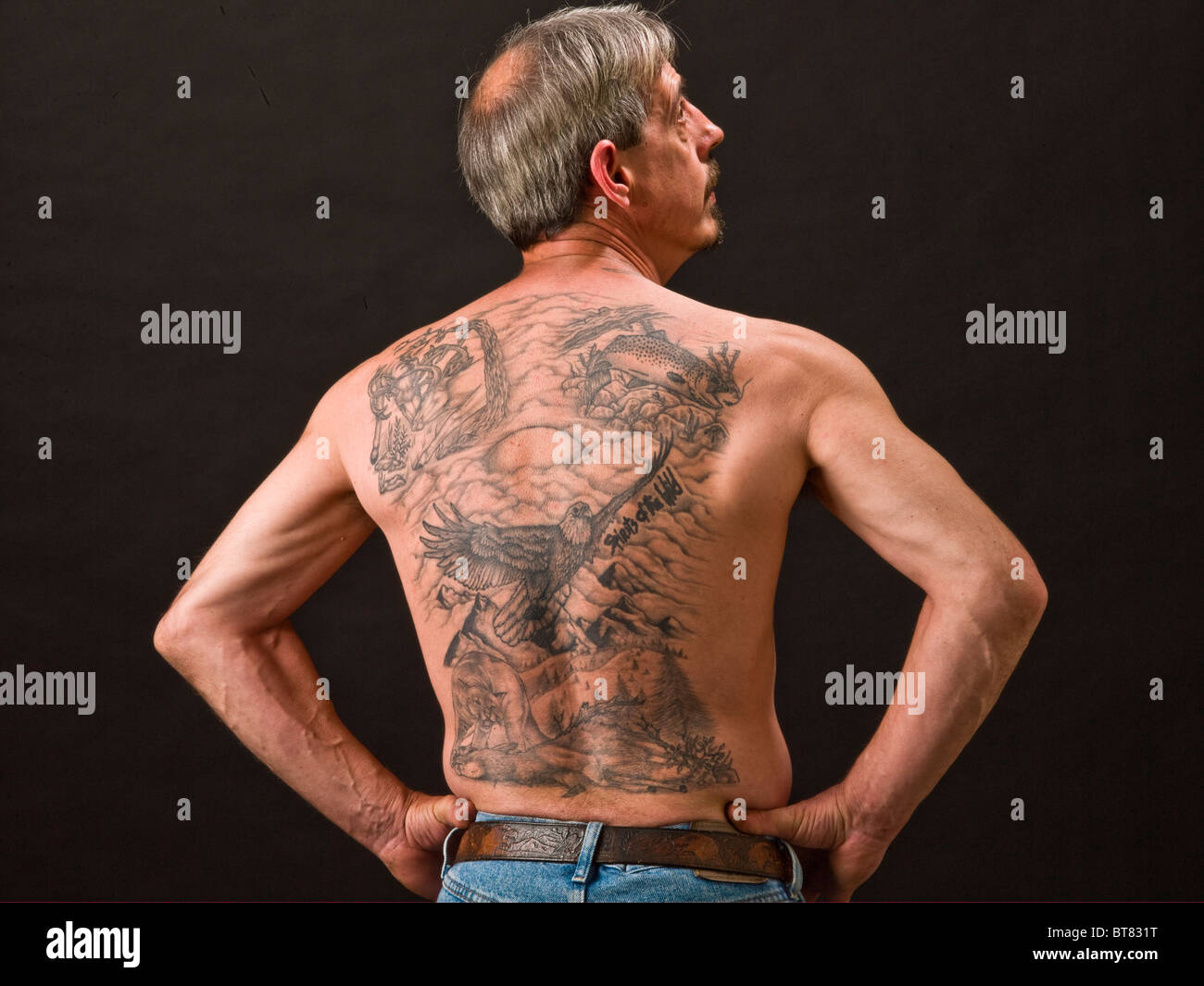 Einem Kaukasischen Männchen Mann w mehrere Tattoos auf Rücken Stockfoto