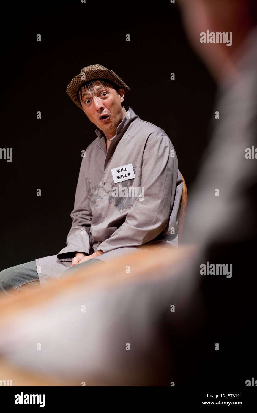 Mutige Theatre Company Durchführung Trouble In The Works von Harold Pinter am Kunstzentrum Aberystwyth, Wales UK Stockfoto