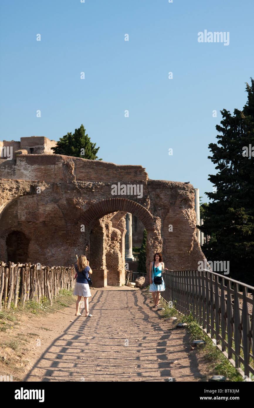 Touristischen Frauen fotografieren. Das Forum Romanum. Rom, Italien Stockfoto