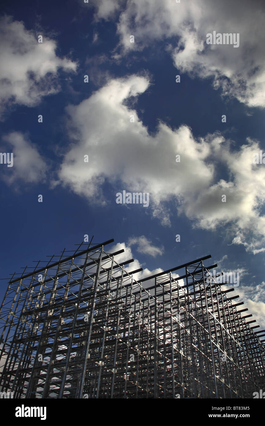 Der Stahlmantel eines Gebäudes im Bau. Stockfoto