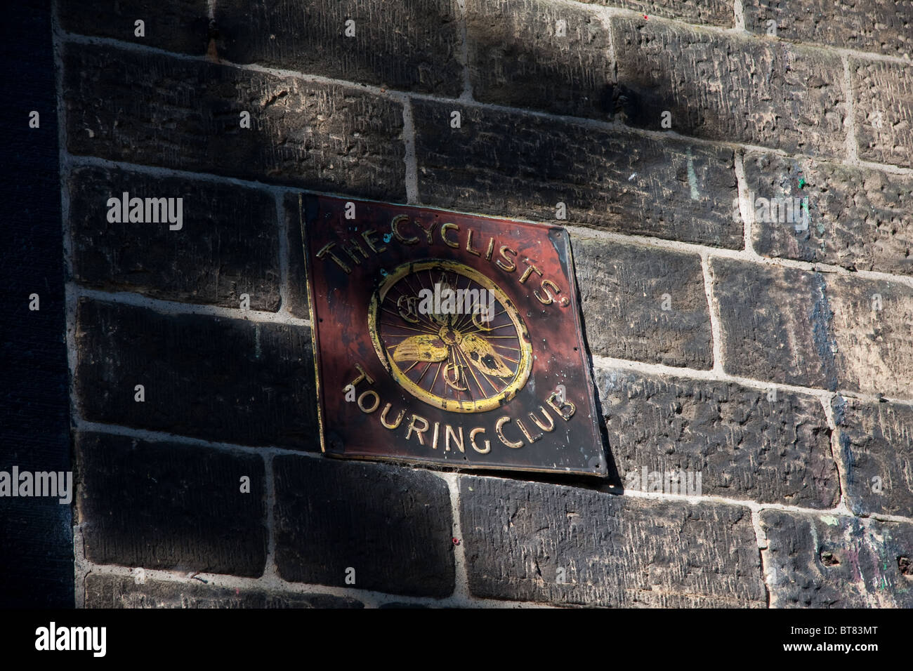 Alten Radfahrer Touring Club Zeichen vor Pub in Haworth Stockfoto