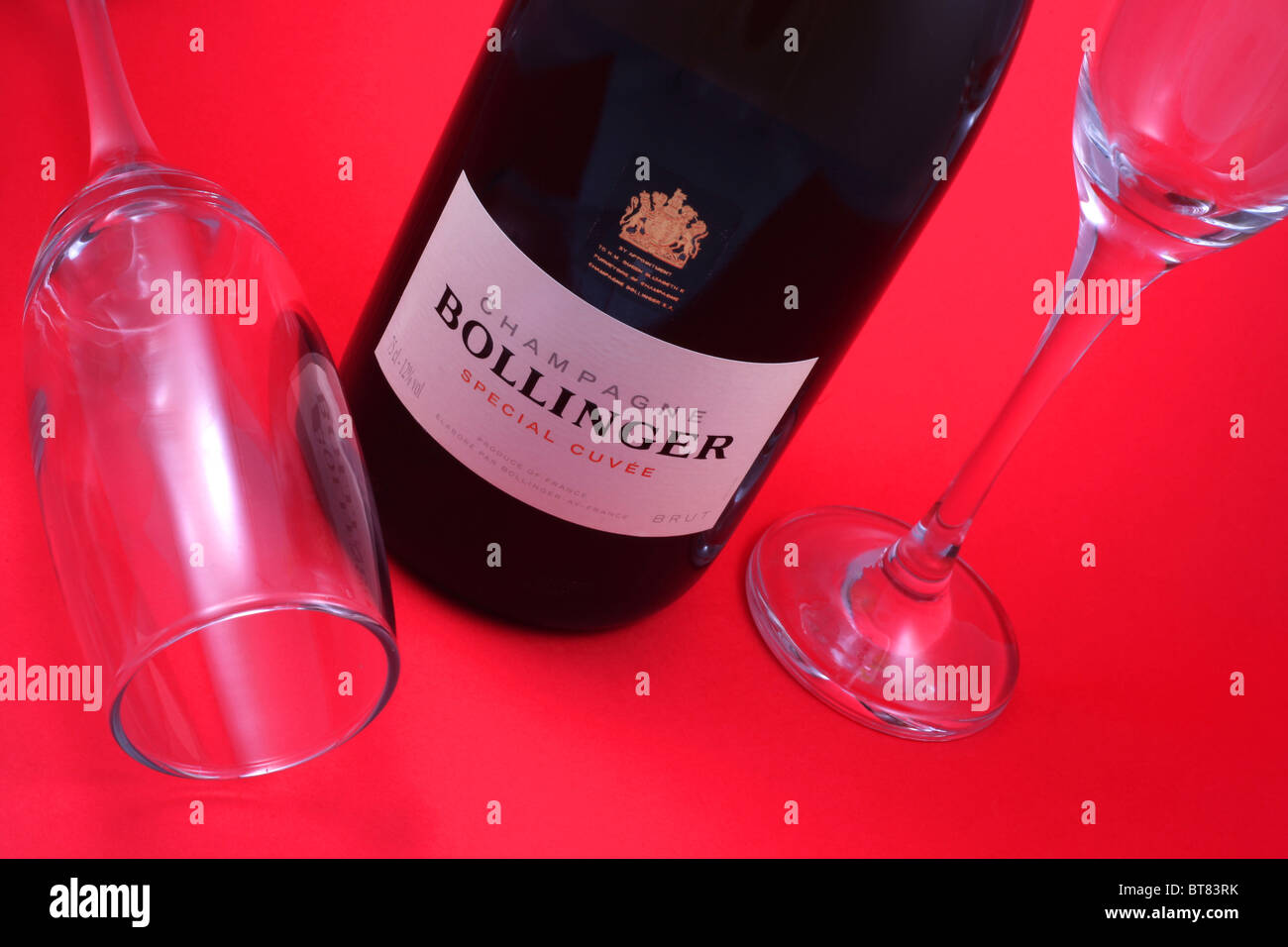 Flasche Champagner Bollinger Special Cuvée mit zwei Gläsern. Stockfoto