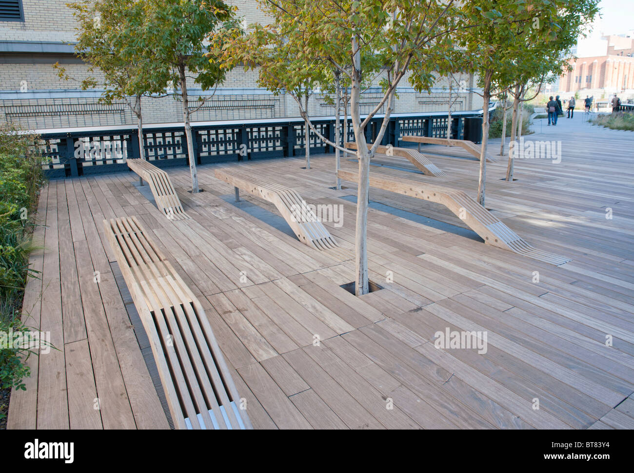 Neue High Line erhöht angelegten öffentlichen Gehweg gebaut auf alte Eisenbahnviadukt in Chelsea-Viertel von Manhattan in New York City Stockfoto