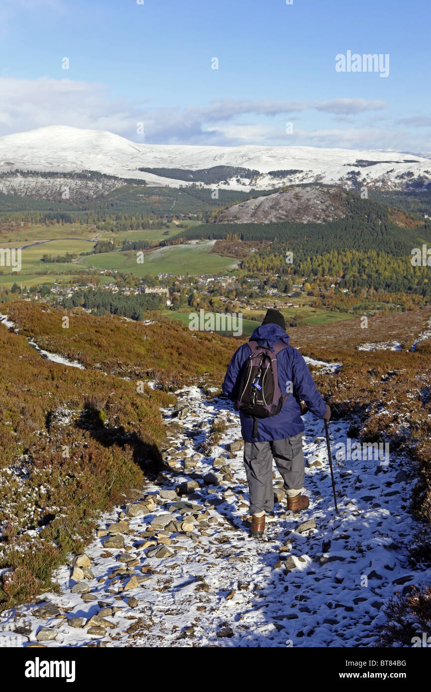 Eine Walker hinunter in Richtung Dorf Braemar, Aberdeenshire, Schottland, vom Gipfel des Morrone oder Morven Stockfoto